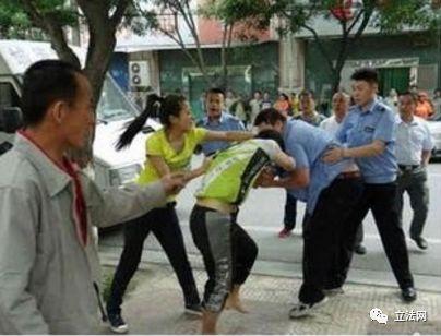 女子爆料城管打人视频大全,视频揭露惊人一幕