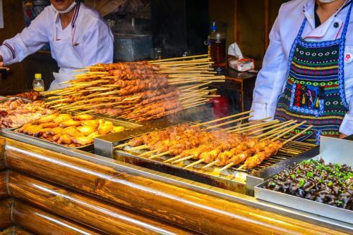 街边烧烤摊爆料视频真实,现场实况曝光，美味与安全的较量