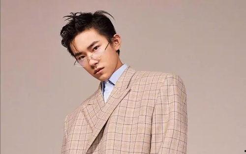 易烊千玺家世爆料视频,家族背景曝光，揭秘明星背后的故事