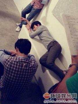 明星大爆料夫妻睡姿视频,甜蜜还是尴尬？