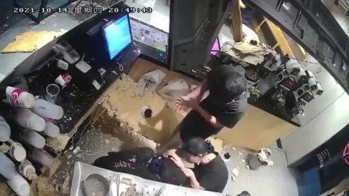 吃瓜娱乐中监控下的一幕